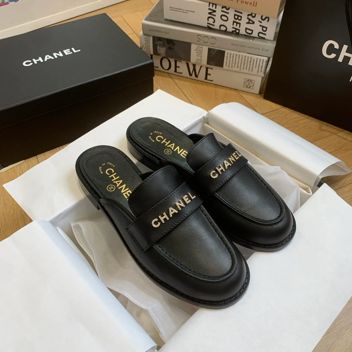 👟👟Ex-factory price 600👟👟 🍀2025 spring and summer new Chanel Chanel small diamond buckle monogram Loaf lazy half-slippers, which can be worn all year round. No matter when you wear them, they are very high-end and durable. You can attract attention when shopping on the street! Easily travel between commuting and leisure occasions, becoming a carefree fashionable and elegant woman ~ Upper: cowhide/butter Lining: lambskin Sole: Italian genuine leather outsole Size: 35-39 (40/41 customized, non-refundable and non-exchangeable